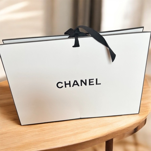 CHANEL Classic White and Black Gift Bag w/Red Camellia Flower -Ideal for Display - Picture 3 of 9